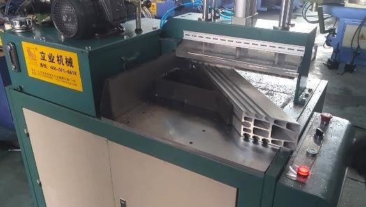 L505 3KW মোটর পাওয়ার অ্যালুমিনিয়াম উইন্ডো দরজা কোণার জন্য সিজ কাটার মেশিন